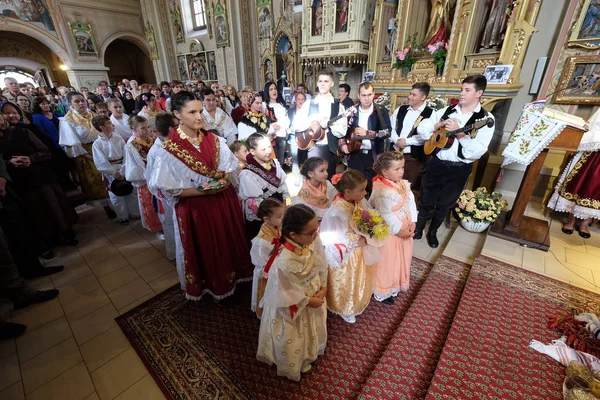 Personas Vestidas Con Trajes Folclóricos Regionales Tradicionales Iglesia Misa Del — Foto de Stock