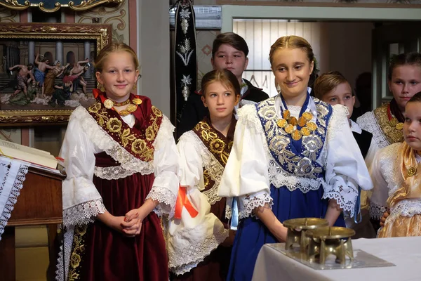 Niñas Vestidas Con Trajes Folclóricos Regionales Tradicionales Iglesia Misa Del — Foto de Stock