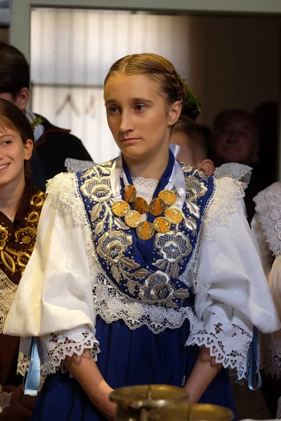 Κορίτσι Ντυμένο Παραδοσιακές Λαϊκές Στολές Στην Εκκλησία Στη Λειτουργία Την — Φωτογραφία Αρχείου