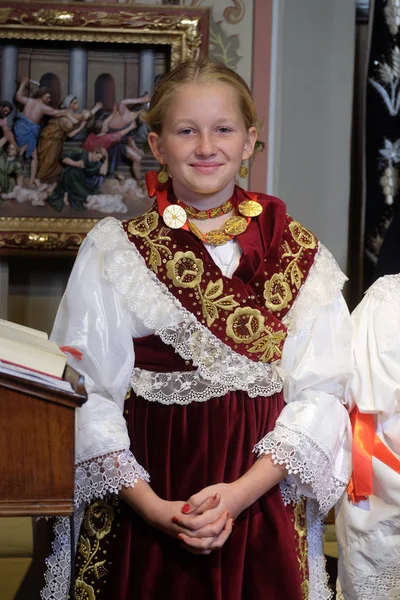 Девушка Одетая Традиционные Региональные Народные Костюмы Церкви Мессе День Благодарения — стоковое фото