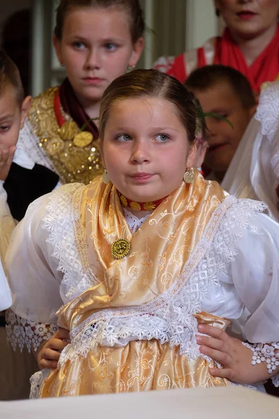 Flicka Klädd Traditionella Regionala Folkdräkter Kyrkan Mässan Thanksgiving Day Stitar — Stockfoto