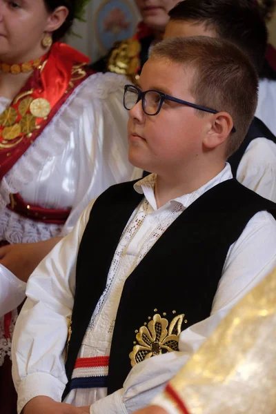 Niño Vestido Con Trajes Folclóricos Regionales Tradicionales Iglesia Misa Del — Foto de Stock