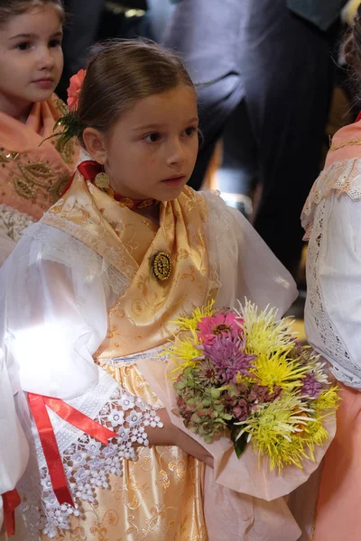 Mädchen Traditioneller Tracht Der Kirche Bei Der Messe Zum Erntedankfest — Stockfoto