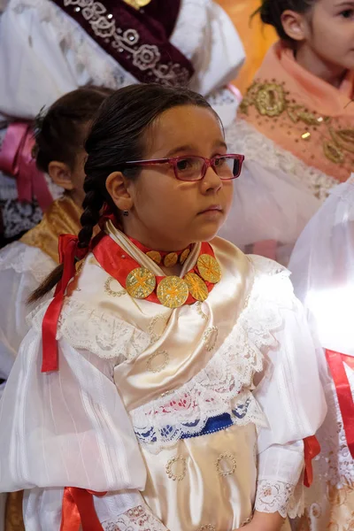Niña Vestida Con Trajes Folclóricos Regionales Tradicionales Iglesia Misa Del — Foto de Stock