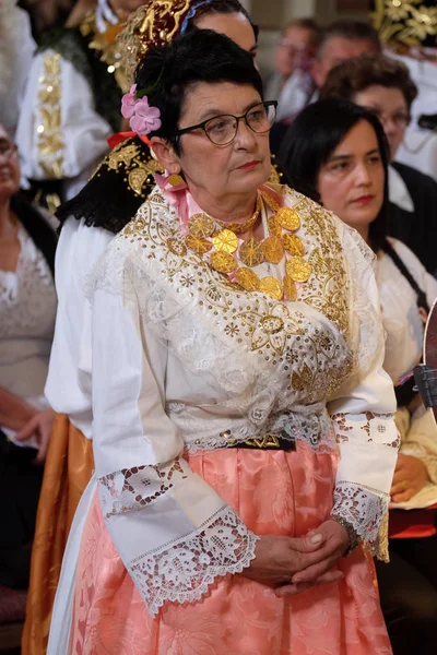 Femme Vêtue Costumes Folkloriques Régionaux Traditionnels Église Lors Messe Thanksgiving — Photo