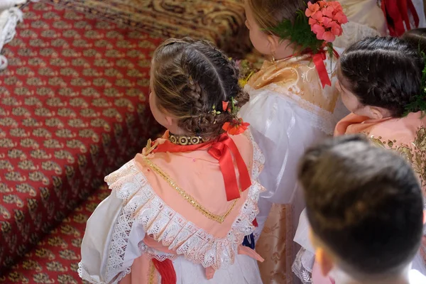 Κορίτσι Ντυμένο Παραδοσιακές Λαϊκές Στολές Στην Εκκλησία Στη Λειτουργία Την — Φωτογραφία Αρχείου
