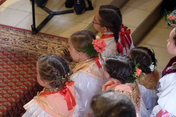 Stitar Şükran günü Ayin'de kilisede geleneksel bölgesel halk kostümleri giymiş kız, Hırvatistan