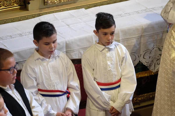 Niños Vestidos Con Trajes Folclóricos Regionales Tradicionales Iglesia Misa Del — Foto de Stock