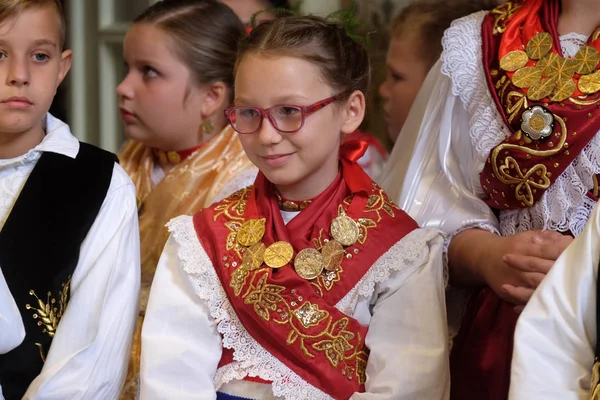 Lány Öltözött Hagyományos Regionális Népi Jelmezek Templomban Tömeg Hálaadás Napja — Stock Fotó