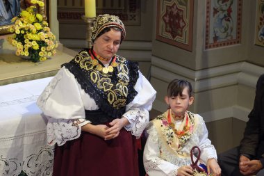 Stitar Şükran günü Ayin'de kilisede geleneksel bölgesel halk kostümleri giymiş insanlar, Hırvatistan