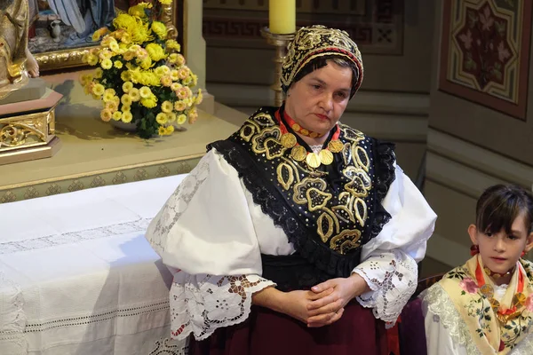 Mujer Vestida Con Trajes Folclóricos Regionales Tradicionales Iglesia Misa Del — Foto de Stock