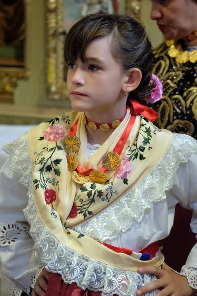 Lány Öltözött Hagyományos Regionális Népi Jelmezek Templomban Tömeg Hálaadás Napja — Stock Fotó