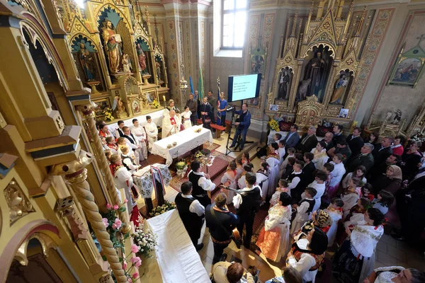 Personas Vestidas Con Trajes Folclóricos Regionales Tradicionales Iglesia Misa Del — Foto de Stock