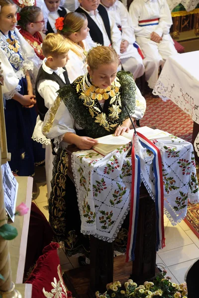 Mujer Vestida Con Trajes Folclóricos Regionales Tradicionales Iglesia Misa Del —  Fotos de Stock
