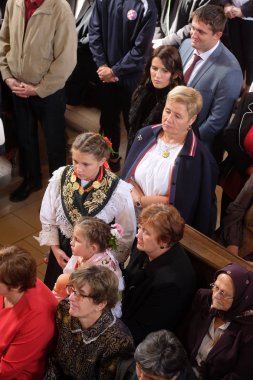 Stitar Şükran günü Ayin'de kilisede geleneksel bölgesel halk kostümleri giymiş kızlar, Hırvatistan