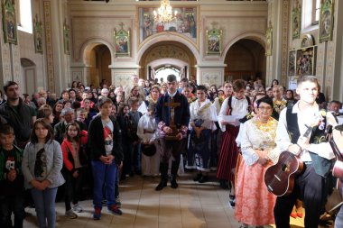 Stitar Şükran günü Ayin'de kilisede insanlar, Hırvatistan