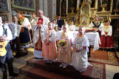 Stitar Şükran günü Ayin'de kilisede geleneksel bölgesel halk kostümleri giymiş insanlar, Hırvatistan
