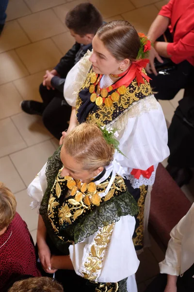 Niñas Vestidas Con Trajes Folclóricos Regionales Tradicionales Iglesia Misa Del — Foto de Stock