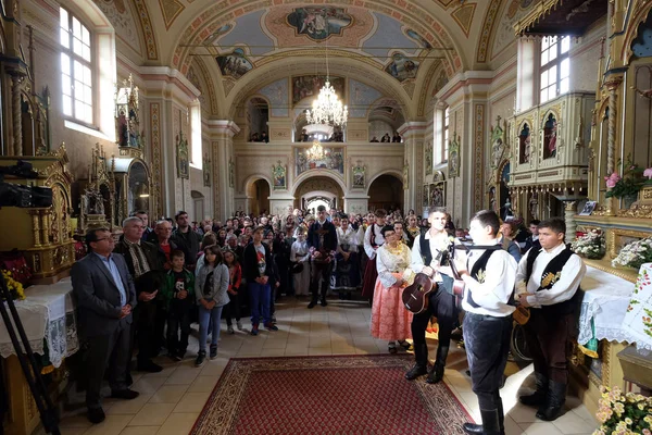 Ludzie Kościele Mszy Dniu Dziękczynienia Stitar Chorwacja — Zdjęcie stockowe