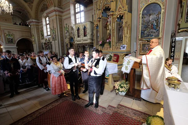 Stitar Şükran Günü Ayin Kilisede Geleneksel Bölgesel Halk Kostümleri Giymiş — Stok fotoğraf