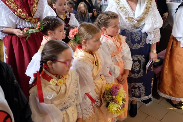 Flickor Klädda Traditionella Regionala Folkdräkter Kyrkan Mässan Thanksgiving Day Stitar — Stockfoto