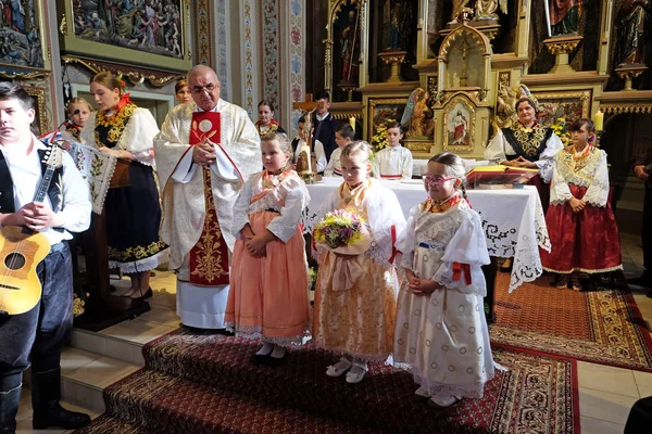 Stitar Şükran günü Ayin'de kilisede geleneksel bölgesel halk kostümleri giymiş insanlar, Hırvatistan