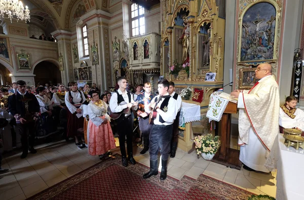 Ludzie Ubrani Tradycyjne Regionalne Stroje Ludowe Kościele Mszy Dniu Dziękczynienia — Zdjęcie stockowe