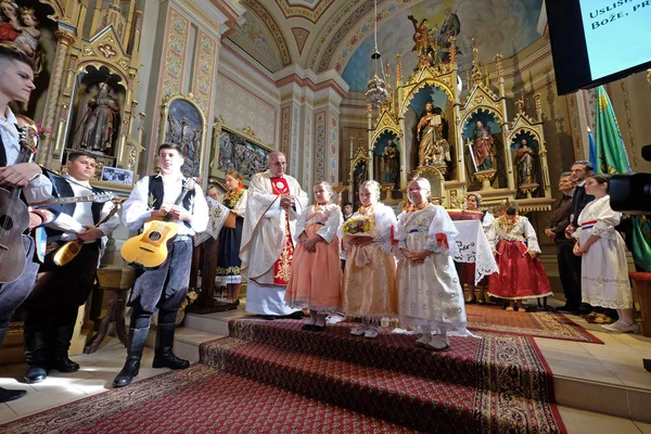 Personas Vestidas Con Trajes Folclóricos Regionales Tradicionales Iglesia Misa Del —  Fotos de Stock