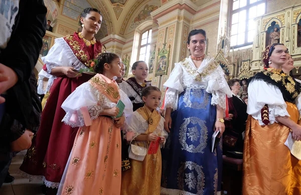 Stitar Şükran günü Ayin'de kilisede geleneksel bölgesel halk kostümleri giymiş kadınlar, Hırvatistan