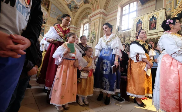 Femmes Vêtues Costumes Folkloriques Régionaux Traditionnels Dans Église Lors Messe — Photo