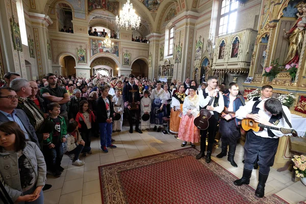 Personas Iglesia Misa Del Día Acción Gracias Stitar Croacia — Foto de Stock