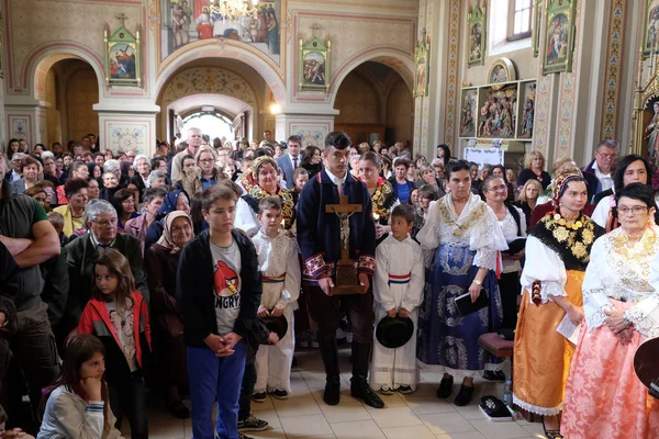 Stitar Şükran günü Ayin'de kilisede insanlar, Hırvatistan