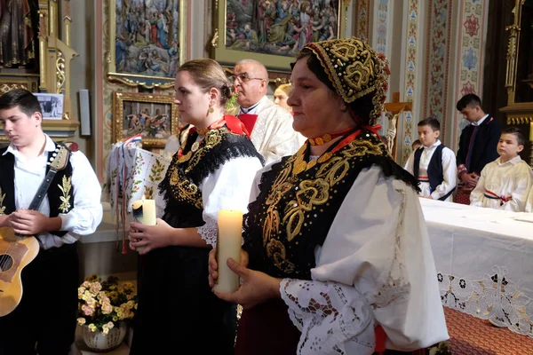 Lidé Oblečeni Tradičních Krajských Lidových Kostýmech Kostele Mše Den Díkuvzdání — Stock fotografie