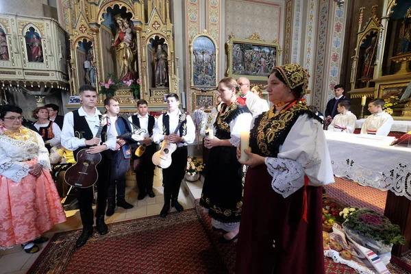Stitar Şükran günü Ayin'de kilisede geleneksel bölgesel halk kostümleri giymiş insanlar, Hırvatistan