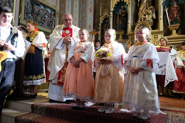 Stitar Şükran günü Ayin'de kilisede geleneksel bölgesel halk kostümleri giymiş insanlar, Hırvatistan