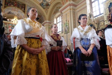 Stitar Şükran günü Ayin'de kilisede geleneksel bölgesel halk kostümleri giymiş kadınlar, Hırvatistan