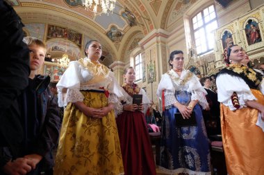 Stitar Şükran günü Ayin'de kilisede geleneksel bölgesel halk kostümleri giymiş kadınlar, Hırvatistan
