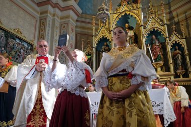 Stitar Şükran günü Ayin'de kilisede geleneksel bölgesel halk kostümleri giymiş insanlar, Hırvatistan