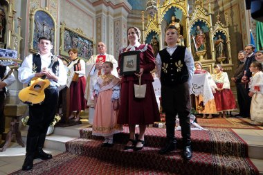 Stitar Şükran günü Ayin'de kilisede geleneksel bölgesel halk kostümleri giymiş insanlar, Hırvatistan