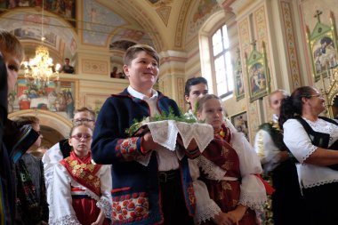 Stitar Şükran günü Ayin'de kilisede geleneksel bölgesel halk kostümleri giymiş insanlar, Hırvatistan
