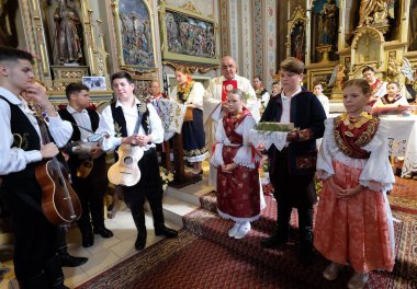 Stitar Şükran günü Ayin'de kilisede geleneksel bölgesel halk kostümleri giymiş insanlar, Hırvatistan