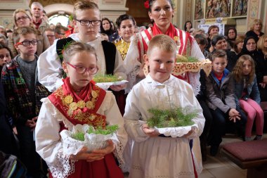 Stitar Şükran günü Ayin'de kilisede geleneksel bölgesel halk kostümleri giymiş çocuklar, Hırvatistan