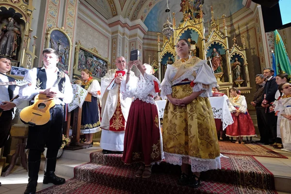 Des Gens Vêtus Costumes Folkloriques Régionaux Traditionnels Dans Église Lors — Photo