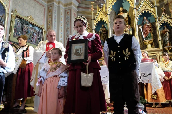 Stitar Şükran günü Ayin'de kilisede geleneksel bölgesel halk kostümleri giymiş insanlar, Hırvatistan