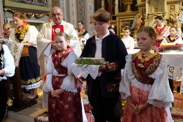 Menschen Traditionellen Regionalen Trachten Der Kirche Bei Der Messe Zum — Stockfoto