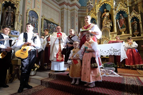 Stitar Şükran günü Ayin'de kilisede geleneksel bölgesel halk kostümleri giymiş insanlar, Hırvatistan