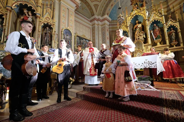 Stitar Şükran günü Ayin'de kilisede geleneksel bölgesel halk kostümleri giymiş insanlar, Hırvatistan