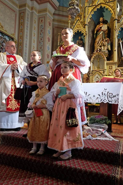 Stitar Şükran günü Ayin'de kilisede geleneksel bölgesel halk kostümleri giymiş insanlar, Hırvatistan
