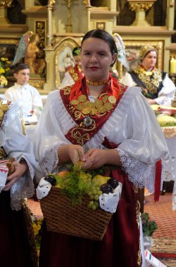 Stitar Şükran günü Ayin'de kilisede geleneksel bölgesel halk kostümleri giymiş kadınlar, Hırvatistan