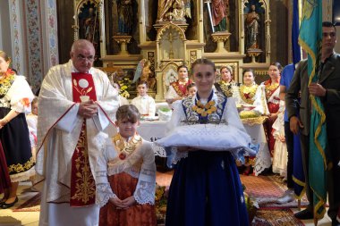 Stitar Şükran günü Ayin'de kilisede geleneksel bölgesel halk kostümleri giymiş insanlar, Hırvatistan